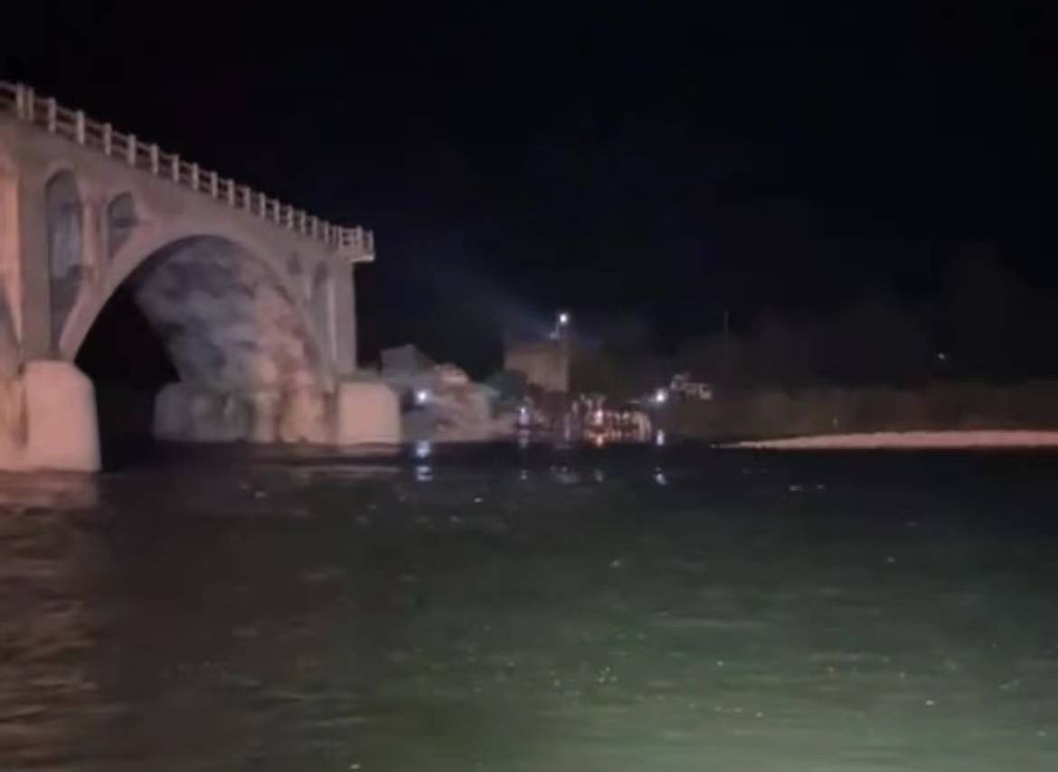 辽宁鞍山一桥梁坍塌致4车5人坠河 其中3人受伤已送医救治