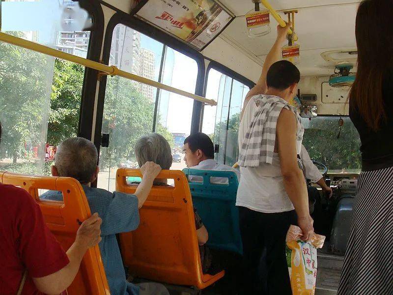 夏天市民乘坐公交车就像是进入了蒸笼格格
