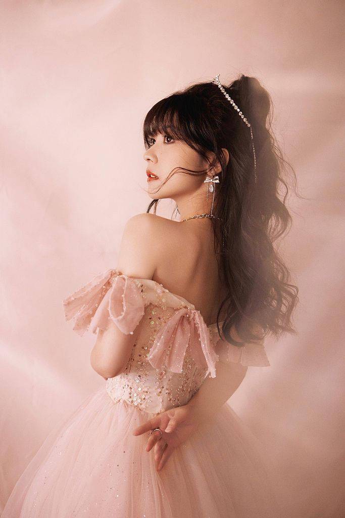 赖美云发布生日写真浪漫吸睛 穿粉色蝴蝶结露肩裙甜美公主风_唯美