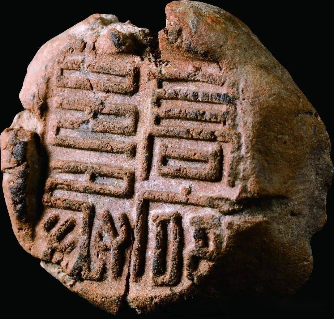 纸张尚未普及的两汉时期,书写的受体主要还是竹简或木椟,同时,有两个