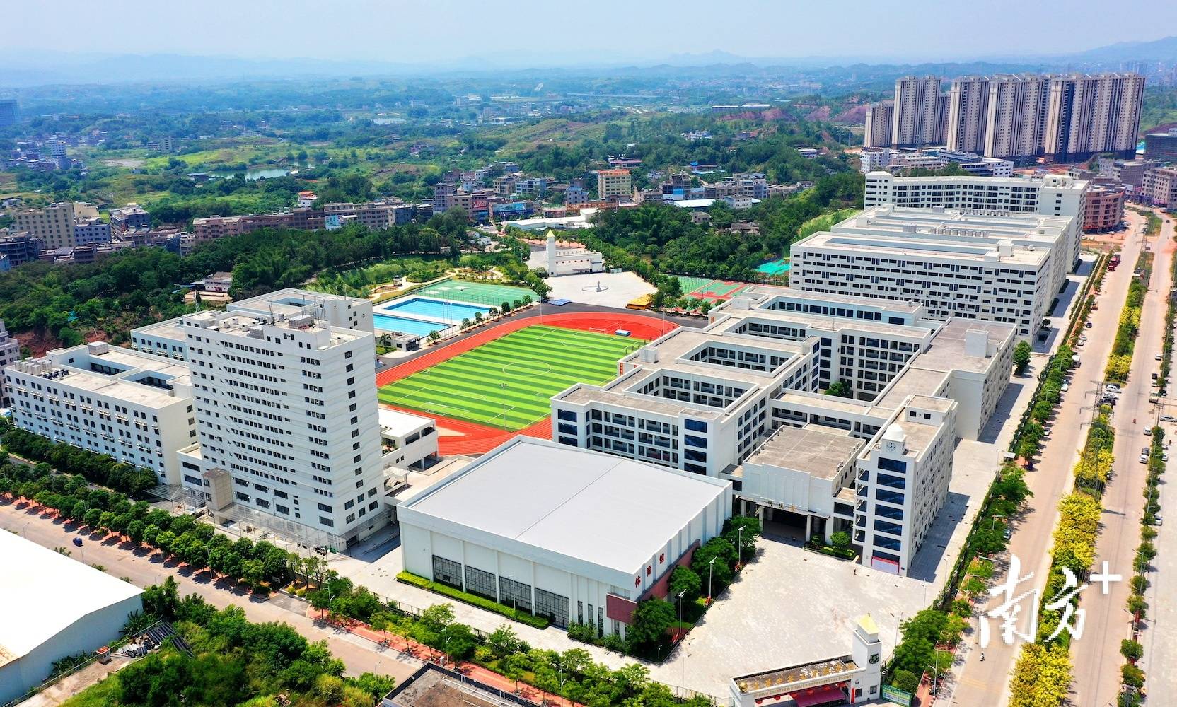 五华中英文实验学校格局错落有致,跃动着勃勃生机.