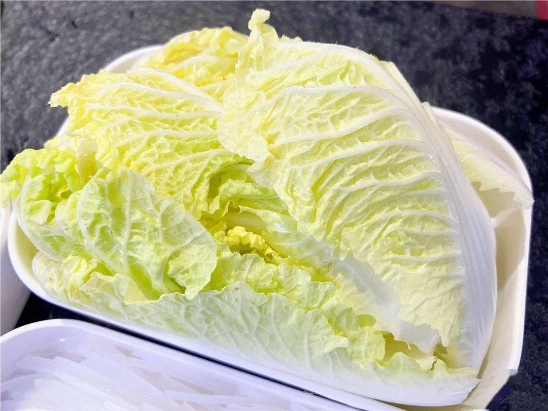 一顿往锅里招呼白色的,绿色的白菜,土豆,粉条咱加汤涮菜一锅羊棒骨吃