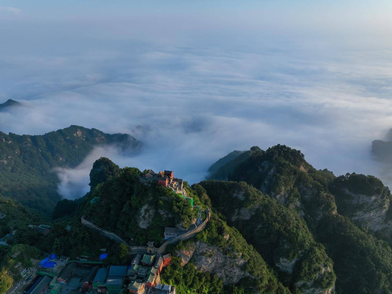 震撼！武当山金顶现“流云飞瀑”奇景