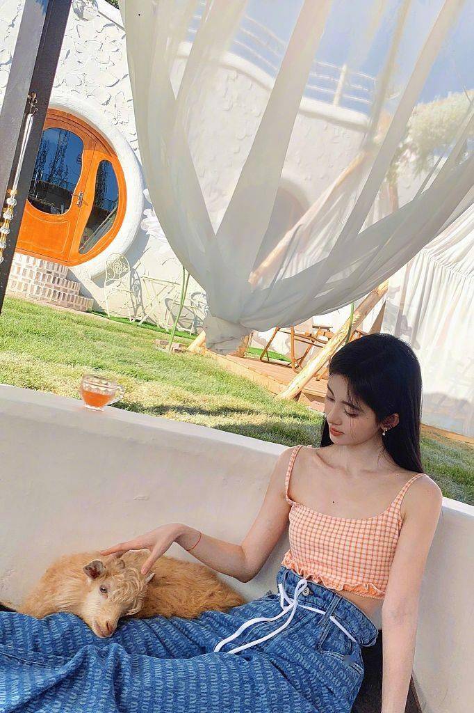 鞠婧祎发布旅行随拍 穿格纹吊带怀抱小羊尽显温柔_元气_宠物_五官