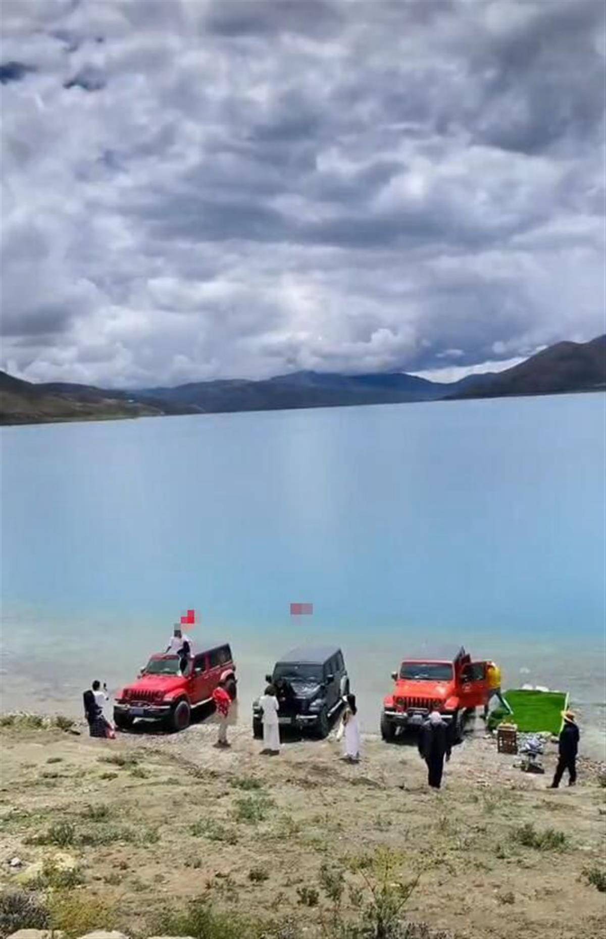 游客将越野车开进西藏羊湖拍照，当地旅游局：绝不允许，正调查核实