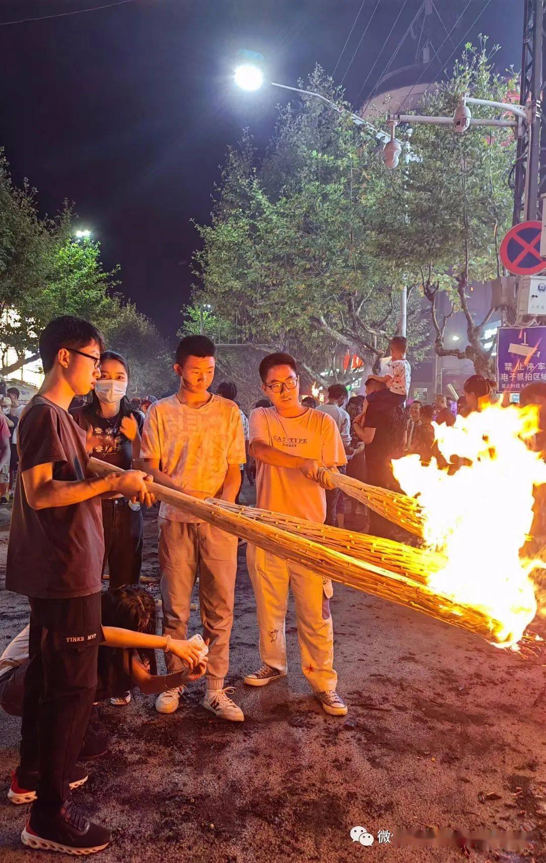 火把节回来了欢乐的海洋燃起来了