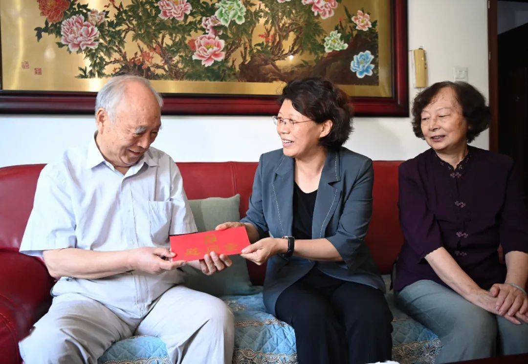 7月28日下午,在"八一"建军节到来之际,市委副书记,市长宋华英走访慰问