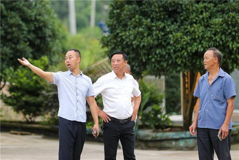 奋进新征程建功新时代李朝富退伍不褪色驻村不歇步