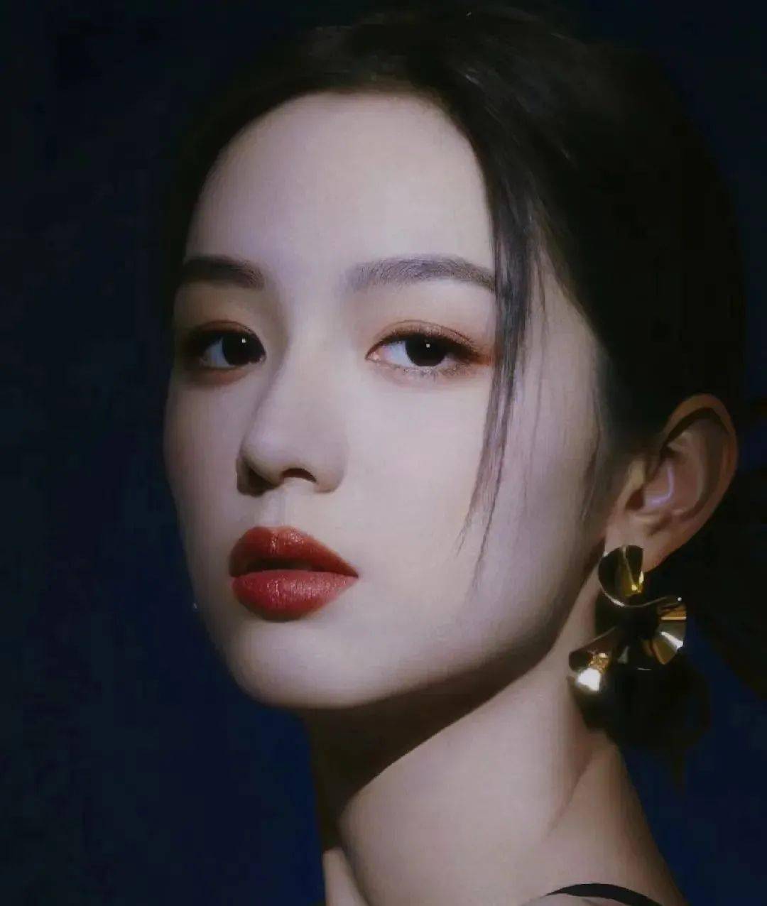 清冷又高级 | 周也的英气眉形是中式妆容的精髓_眼影_气质_眼线