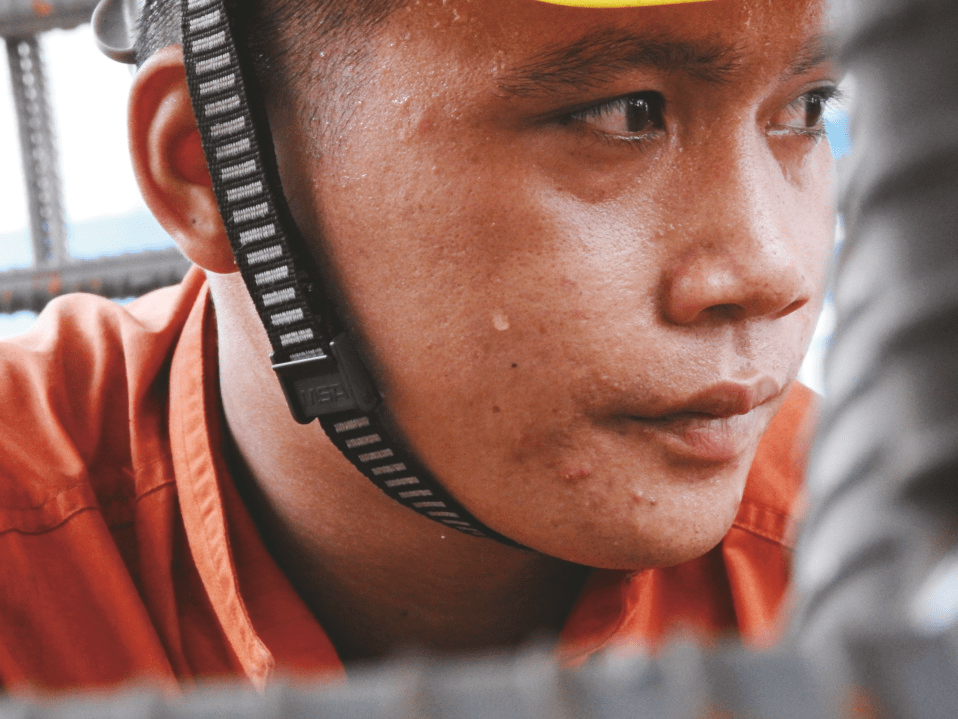 烈日下的建筑工人 用汗水"筑"就城市之美_作业_工作_三岸