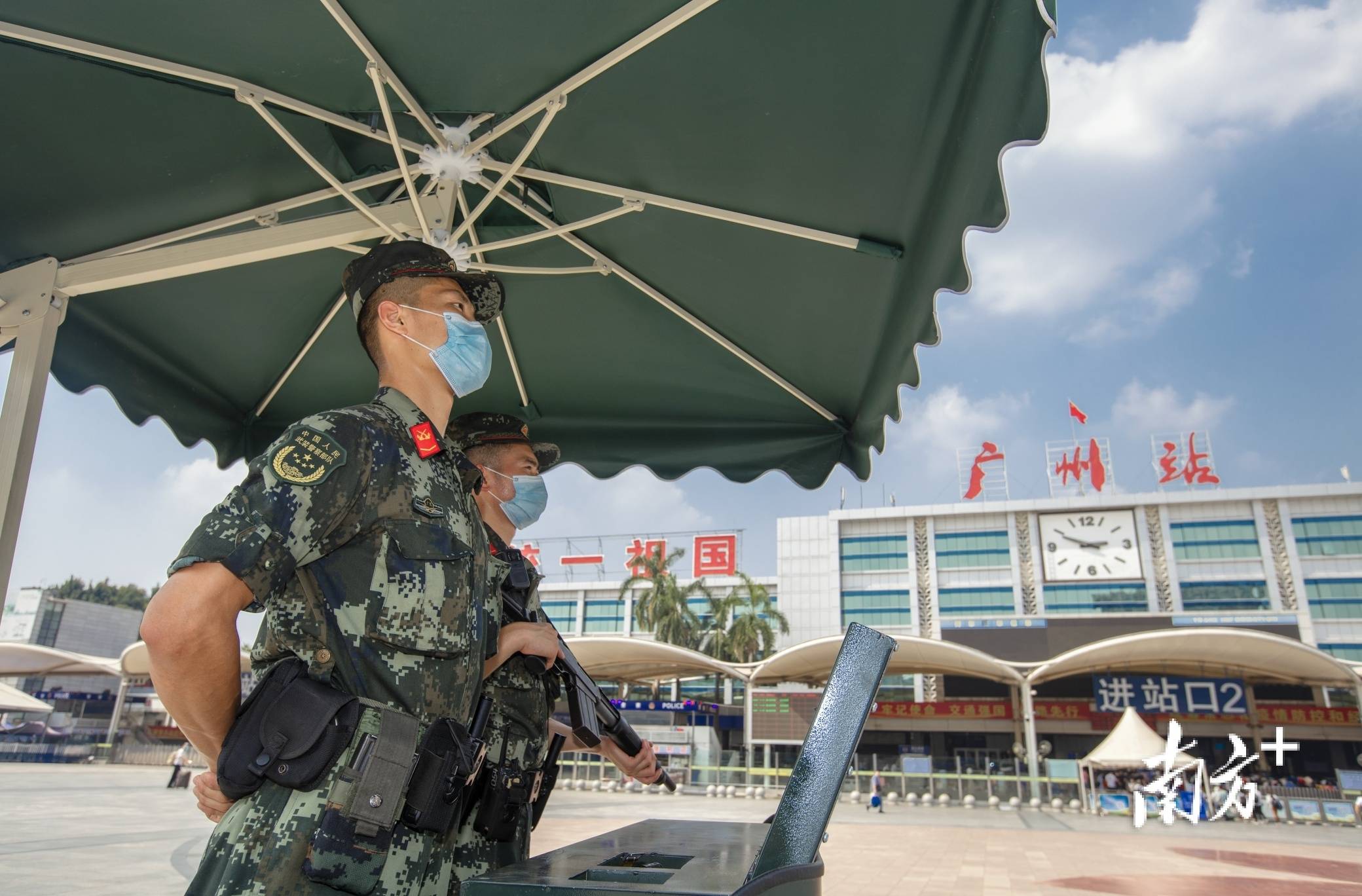 紧握"47℃"的钢枪,武警官兵高温下的坚守_巡逻_广州_烈日
