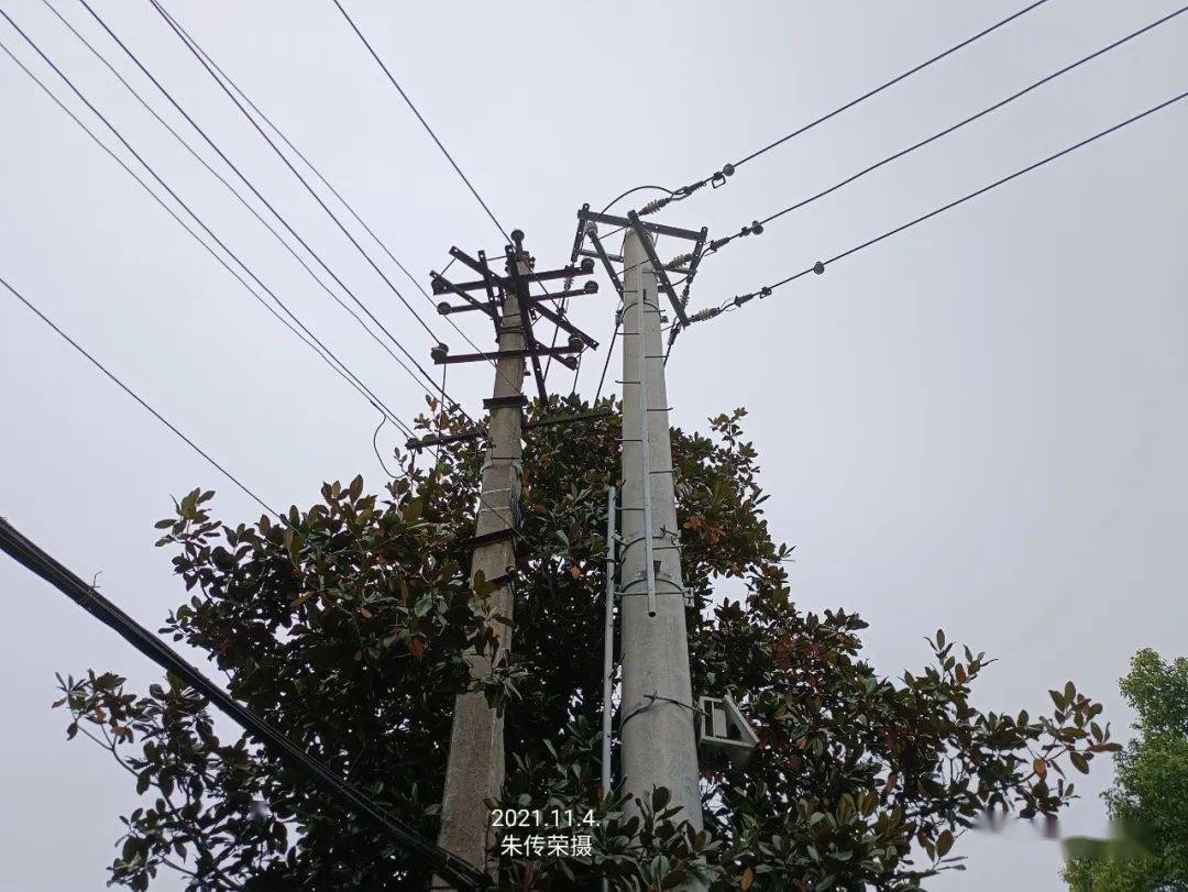 因街口和巷口电线纵横交错,使受力强度增大,电杆就必须加粗.