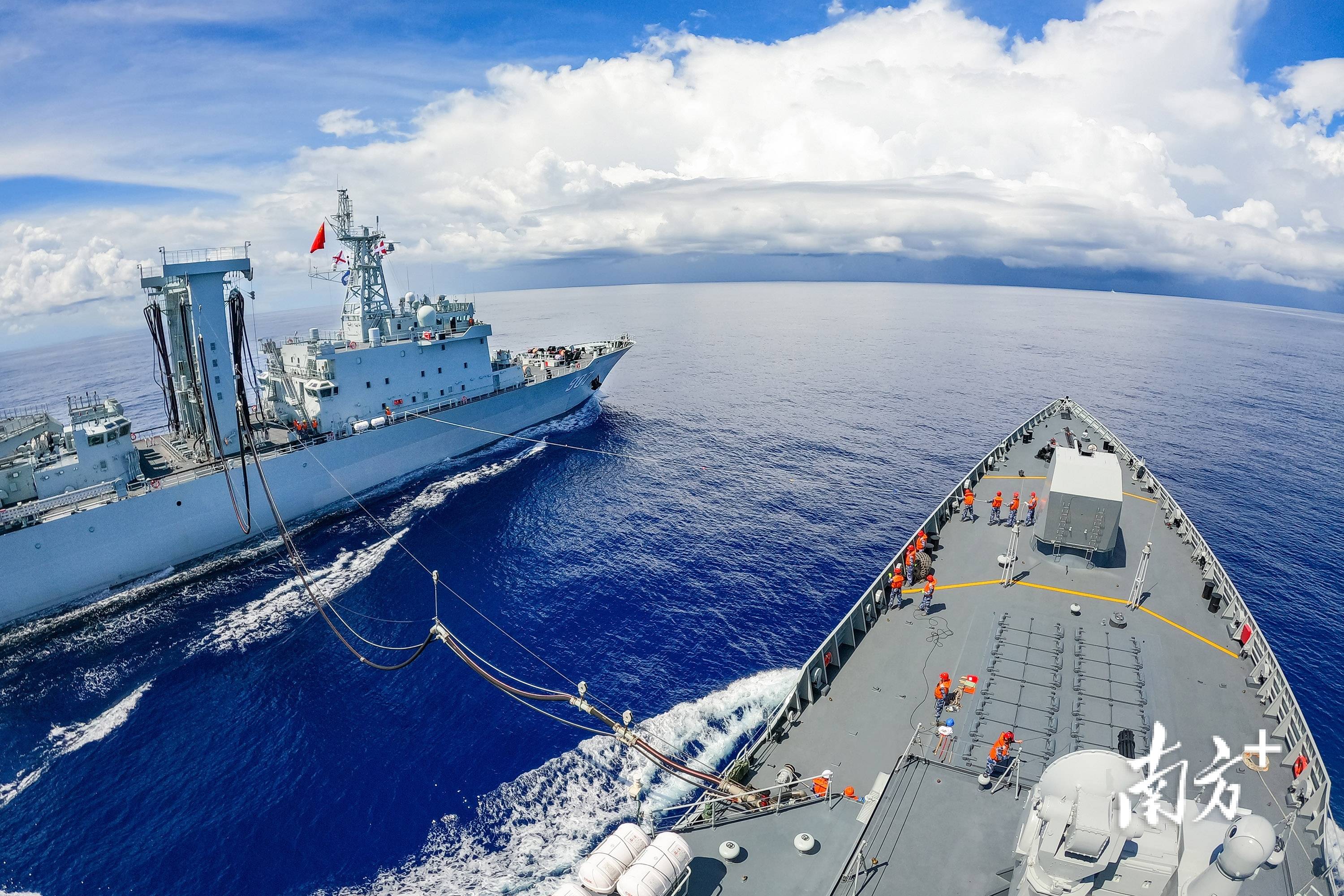 致敬八一在最危险海域外国商船纷纷申请加入中国海军护航队伍