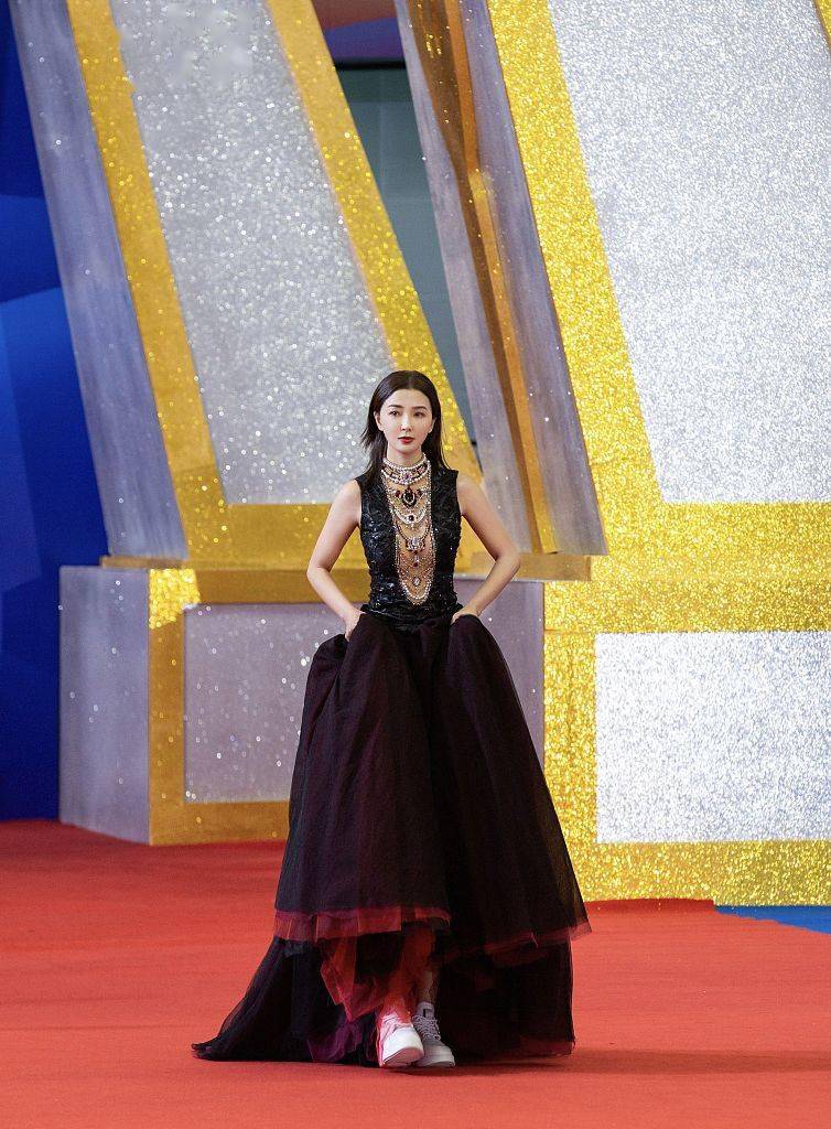 姚星彤亮相大众电影百花奖献花庆祝成龙从影60年致敬前辈