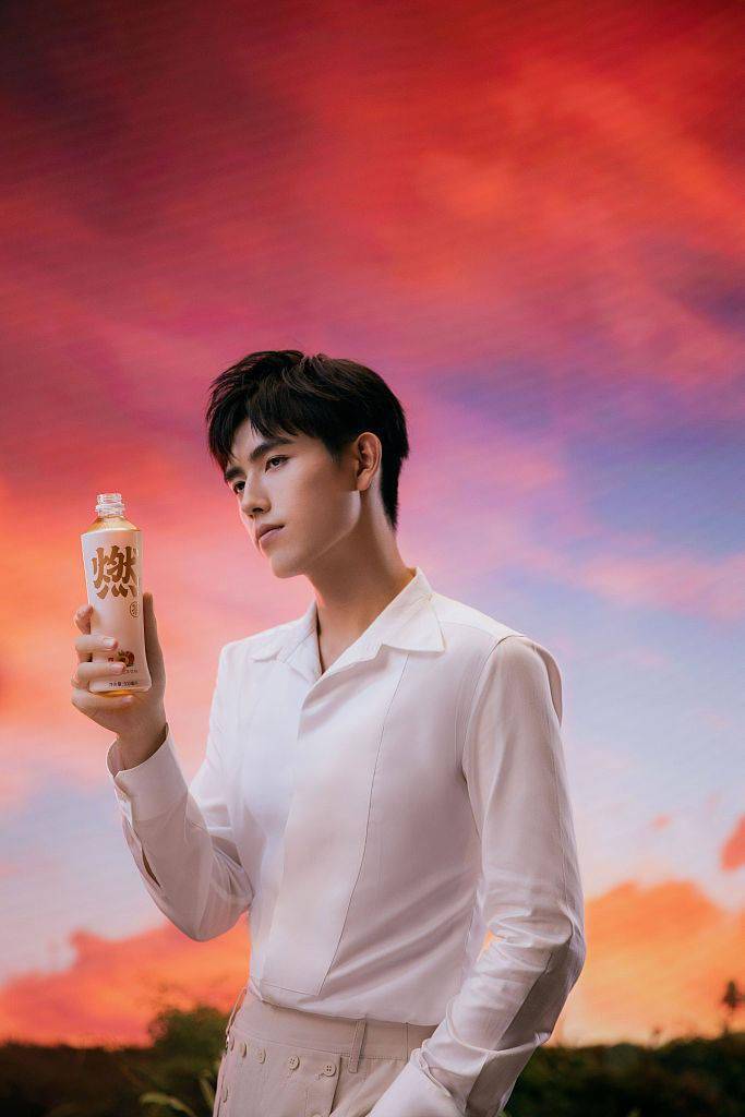 陈飞宇拍摄西裤造型品牌宣传写真着白衬衫少年感满满