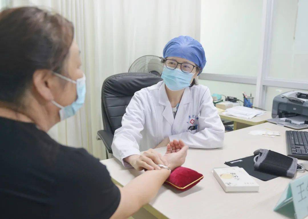 徐泾多家医院开出中医特色门诊社区居民踩着节奏问诊