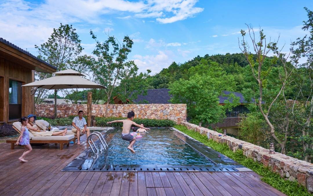 内容:住进南京裸心岭度假村的山野小院或者森林小屋;和澳洲巨兔,羊驼