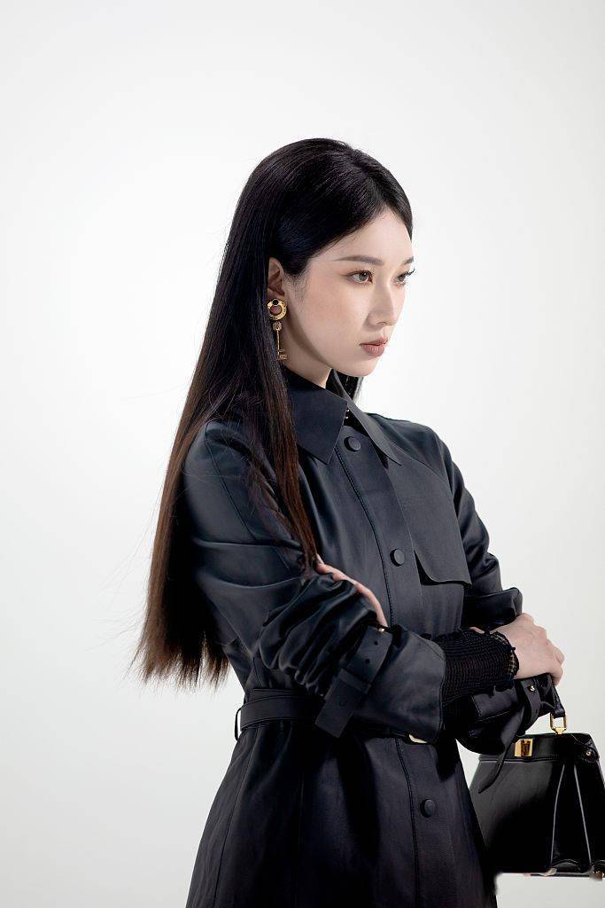 刘令姿拍摄黑白光影大片故事感十足秀发黑长直眼神凌厉展酷姿