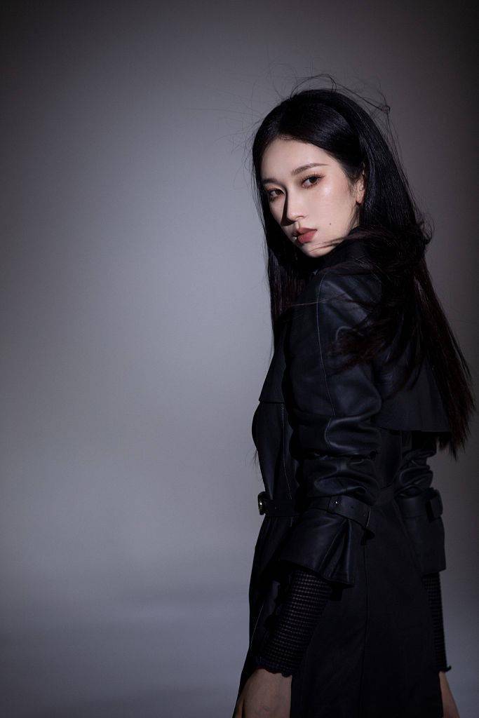 刘令姿拍摄黑白光影大片故事感十足秀发黑长直眼神凌厉展酷姿