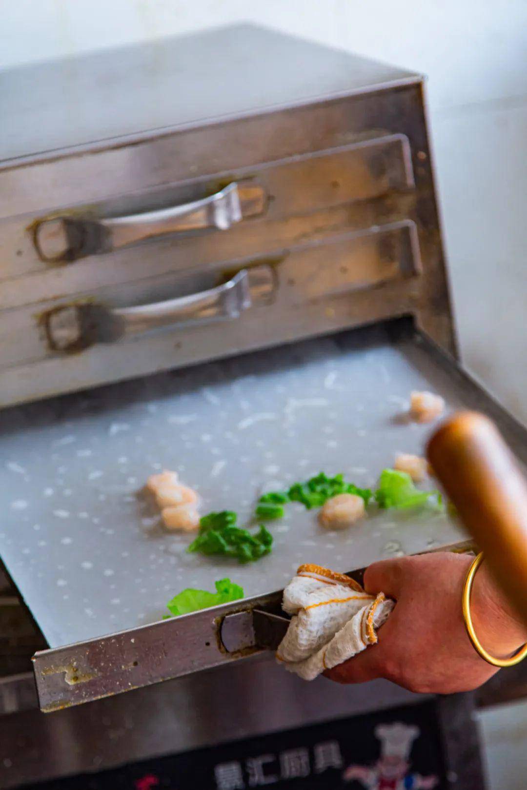 潮汕肠粉,以及林立着各式布拉肠,抽屉式拉肠等各种门派做法