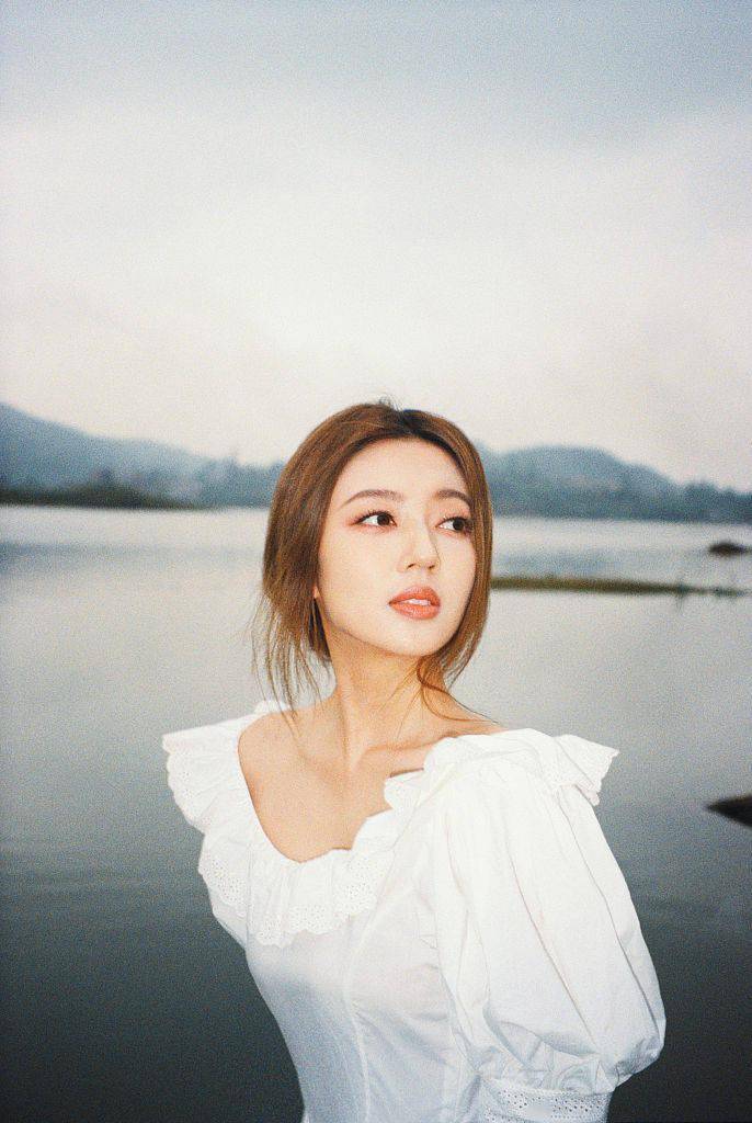何瑞贤白裙湖边夏日写真释出 长发随风飘扬气质清新脱俗_北京_何瑞贤