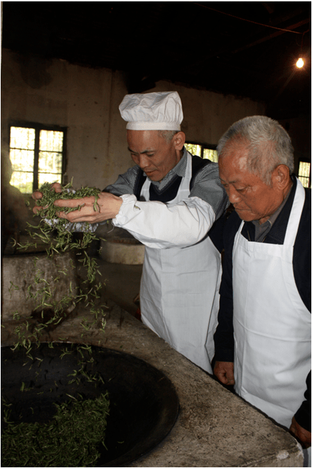 胡招余(右)潘金土(左)炒制.