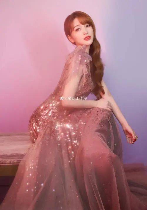 金莎穿旗袍的样子还挺优雅但是侧身的时候看着却有点太普通
