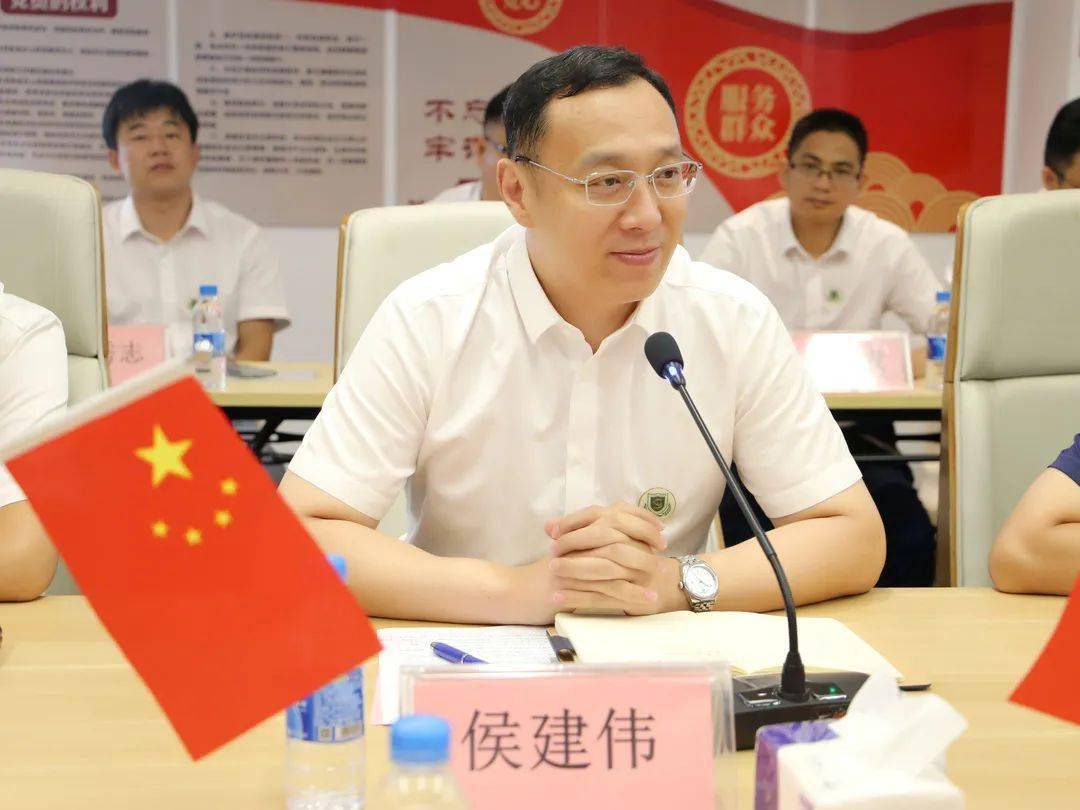 侯建伟校长在讲话中首先表达了对宋学希副书记,罗丽思常委一行在百忙