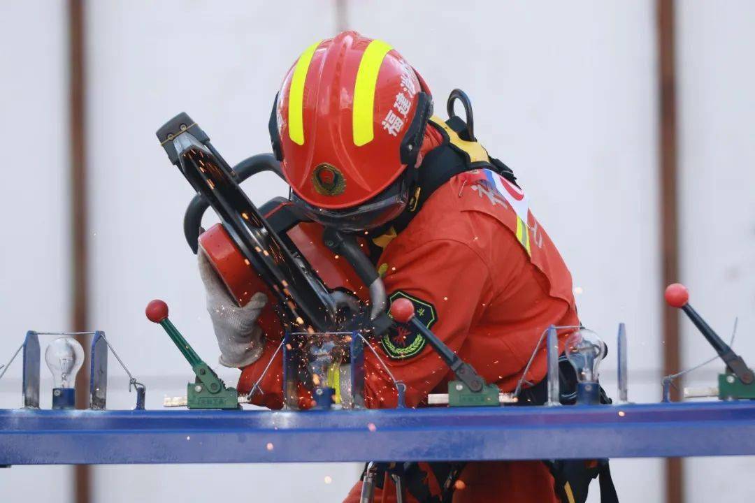 5个竞赛项目01/攻坚技巧02/塔基攀登挂钩梯03/纵深灭火04/消机动链锯