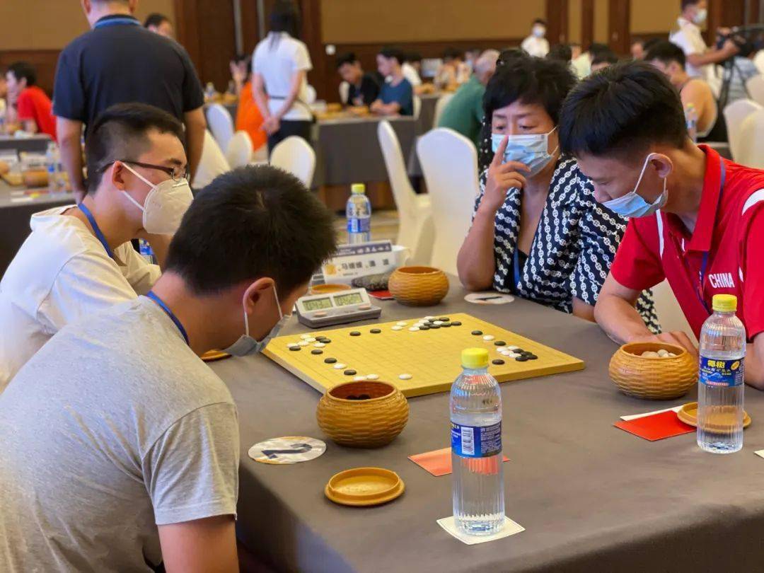 其中女子职业棋手有七位,段位最高的是叶桂五段,还有马媛媛二段,杨戎