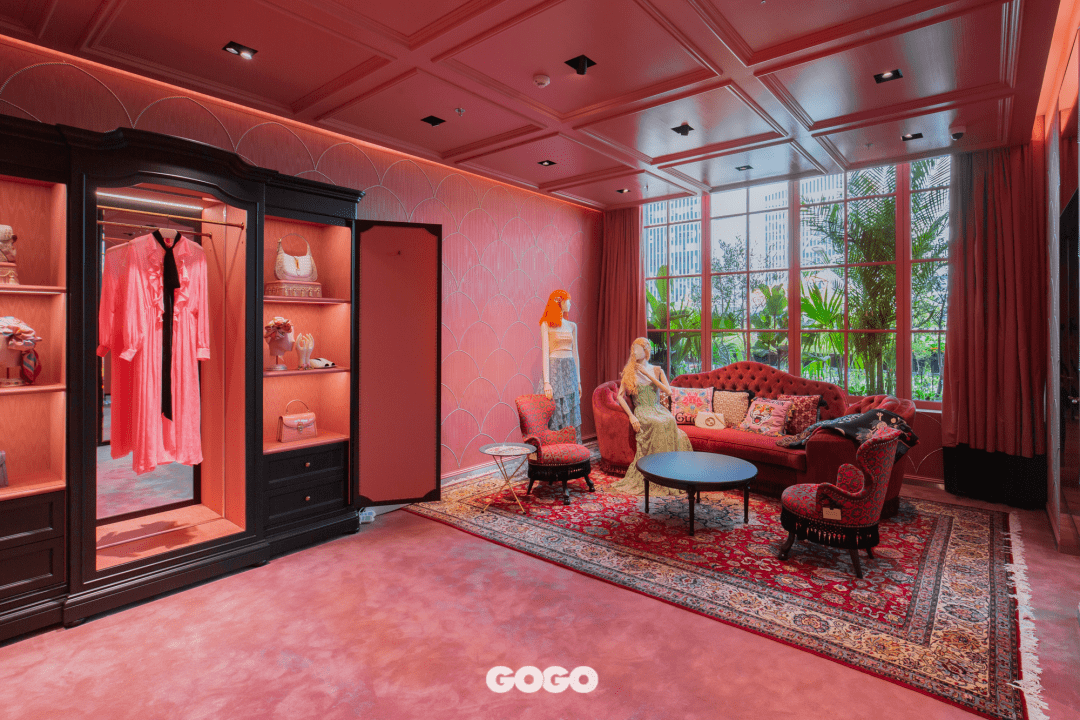 散发着来自意大利的灿烂魅力再配上gucci经典的花纹地毯复古的衣柜,有