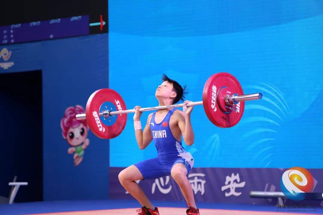 "台上的小运动员大吼一声 举起杠铃" 嘿!