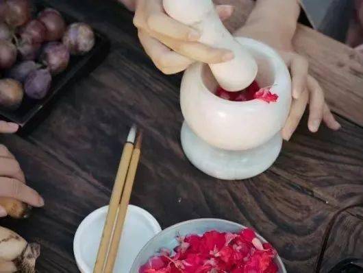 染指甲是流传在中国西南一带的七夕习俗.