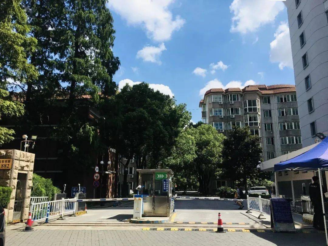 东华大学校门口图片