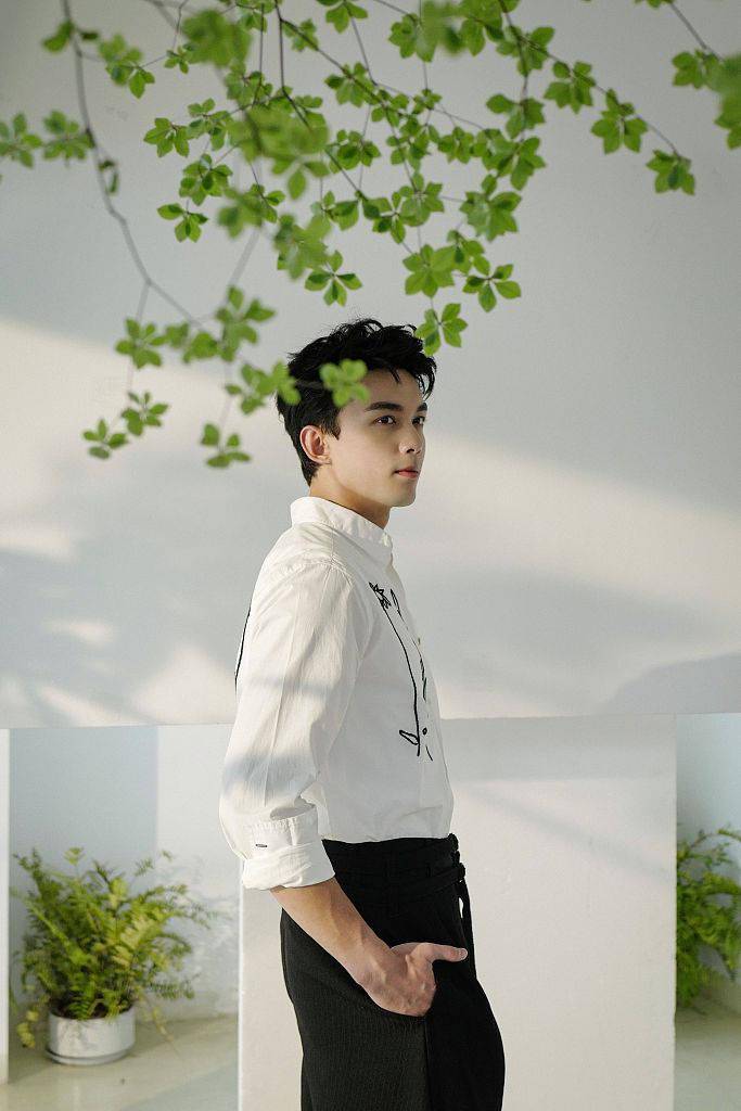 吴磊七夕时尚型男写真公开白衬衫搭黑色西裤帅气绅士
