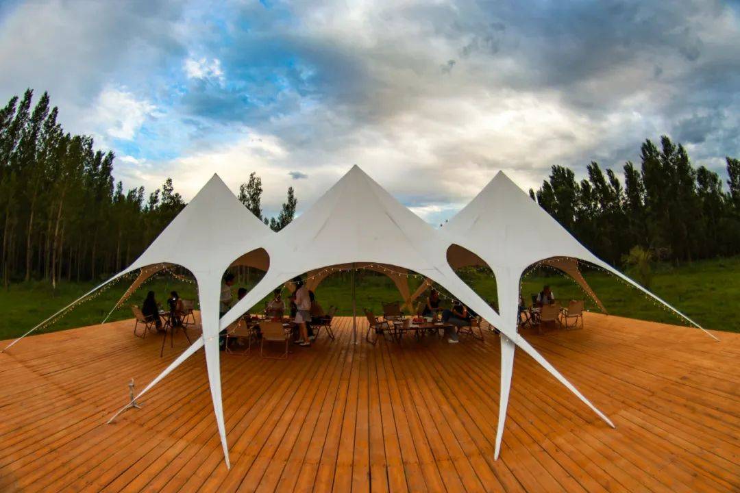 点一杯好看的鸡尾酒,穿上喜欢的小裙子,黄昏时分,各式各样的天幕帐篷