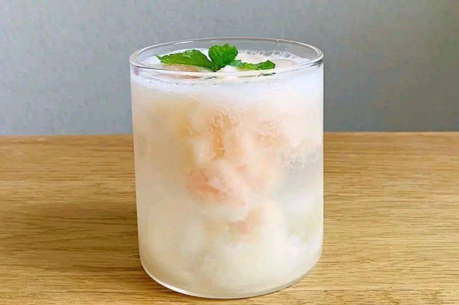 将荔枝去核后用勺子捣碎果肉,加入自己喜欢的气泡水,再混合一些养乐多