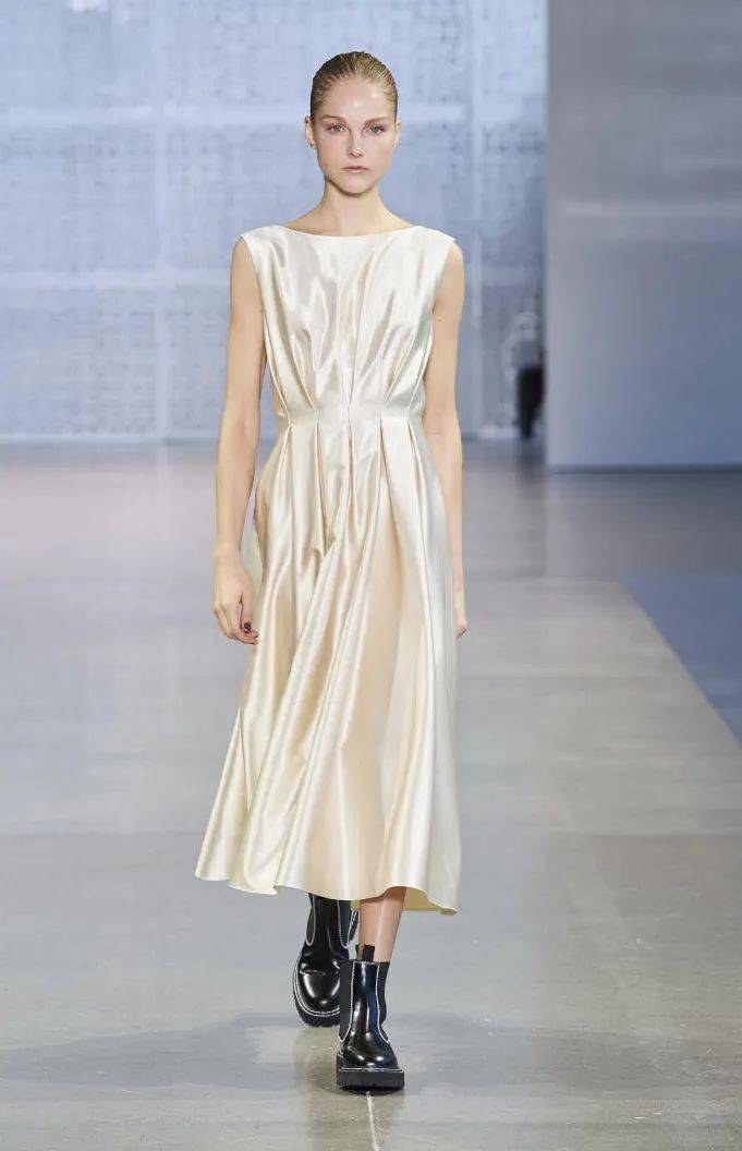 朴实却又带着奢华美感的棕,用丝绸面料呈现出来,质感高级养眼▼再淡一