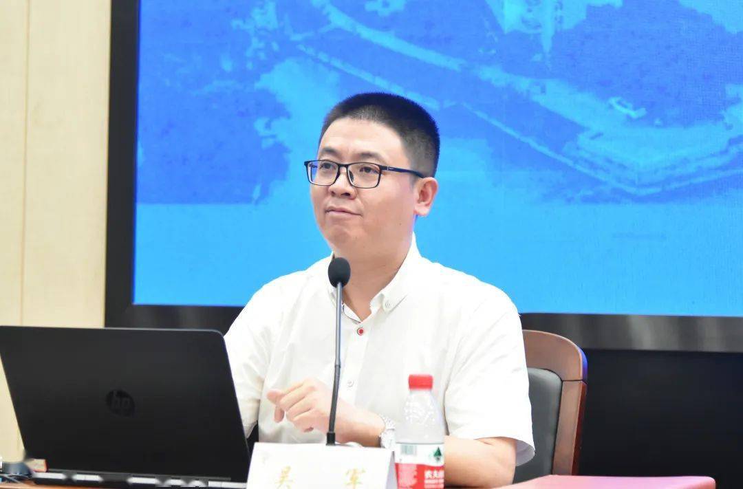 会议还邀请了温州中学校长吴军,原台州中学校长郑志湖作专题讲座.