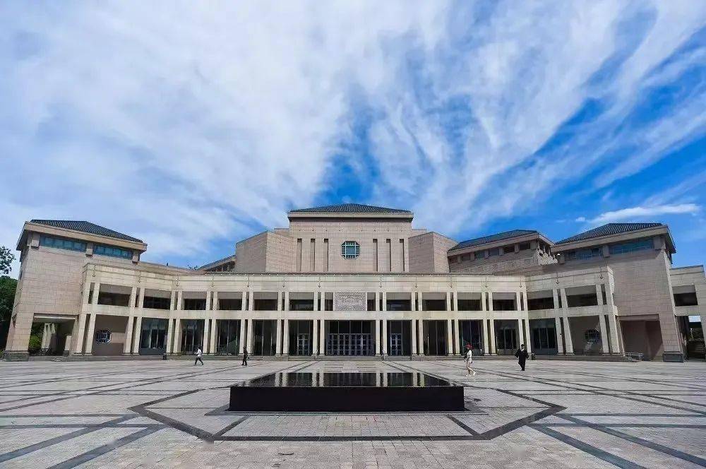 查收这份专属于你的大学校园生活全攻略～今天让我们一起走进北京大学