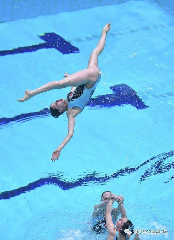 花样游泳运动员的脚丫图片
