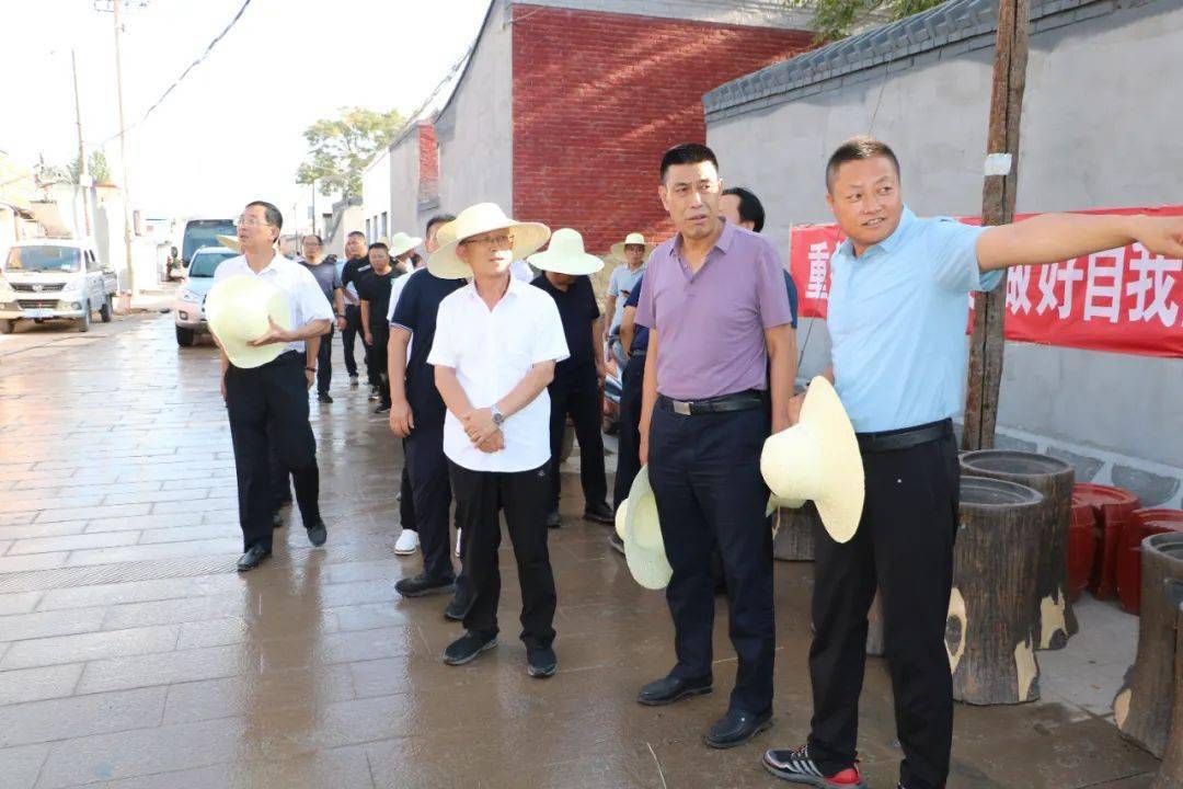 姜泰来强调,要始终坚持问题导向,目标导向,结果导向,对照乡村建设示范