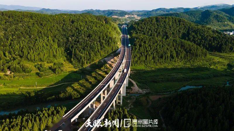 多彩贵州 最美高速丨江玉高速：人在车中坐 车在画中游