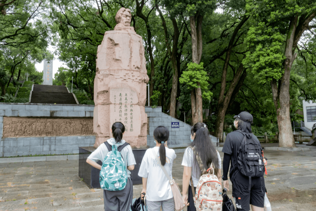 踏进陵园,入眼便是施洋烈士的全身雕像以及高高耸立的施洋烈士纪念碑