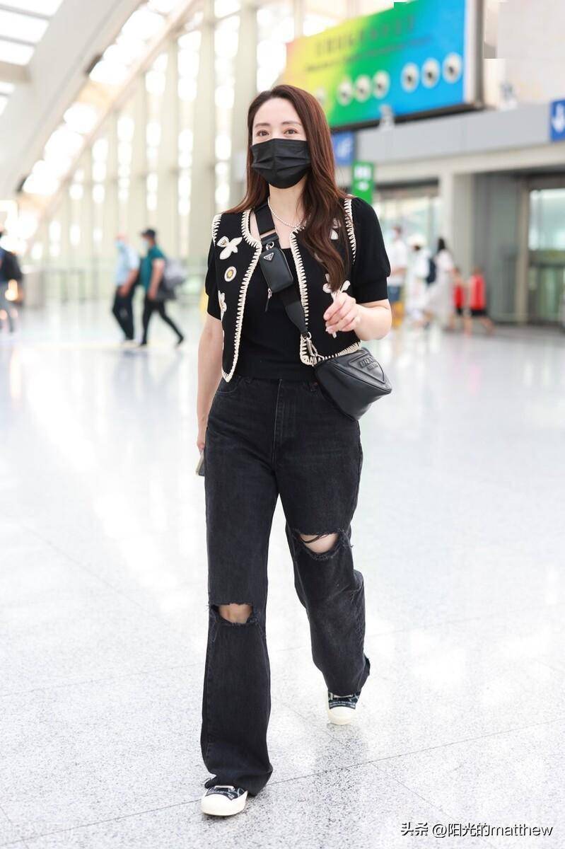 董璇穿黑色刺绣马甲牛仔裤现身机场背精巧三角包轻松时尚