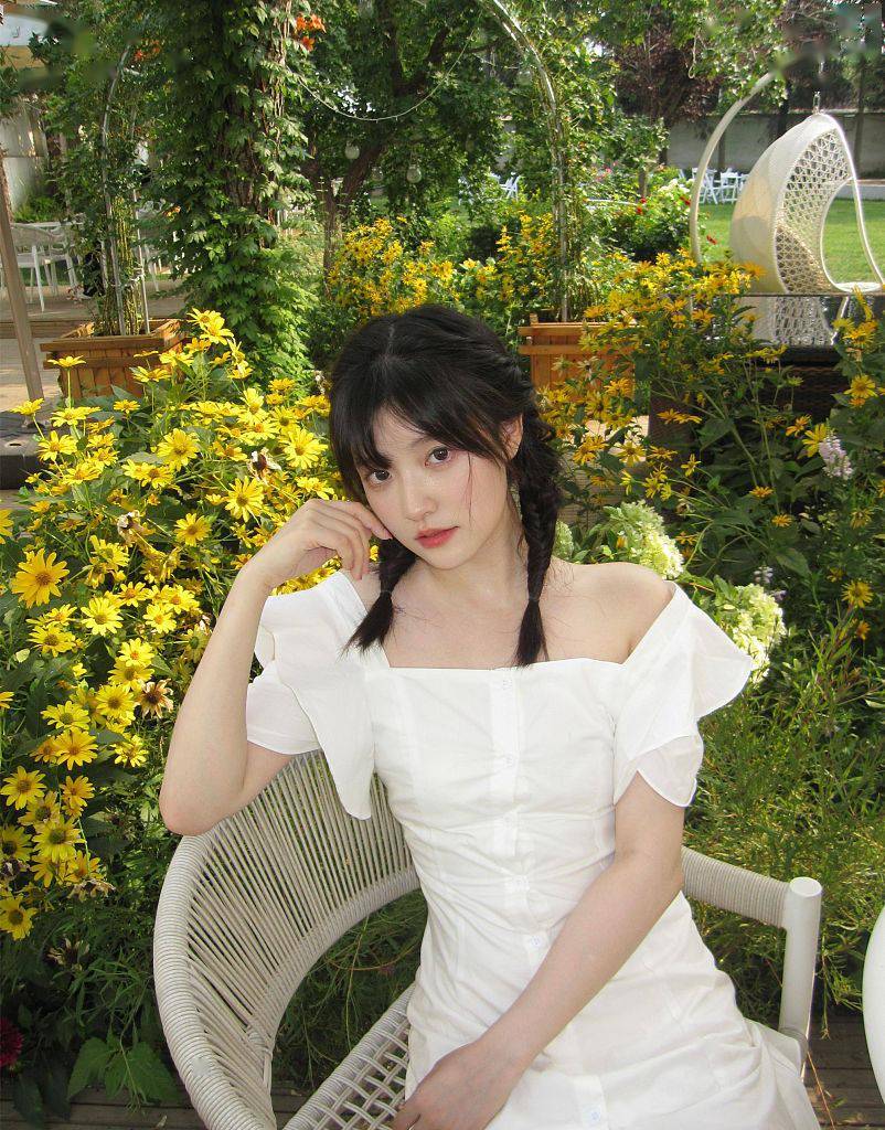 张楚寒发布双马尾白裙造型写真清纯甜美初恋脸让人心动