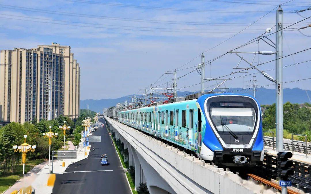 眾多市民前來打卡體驗重慶首條市郊鐵路江跳線正式通車8月6日下午1點