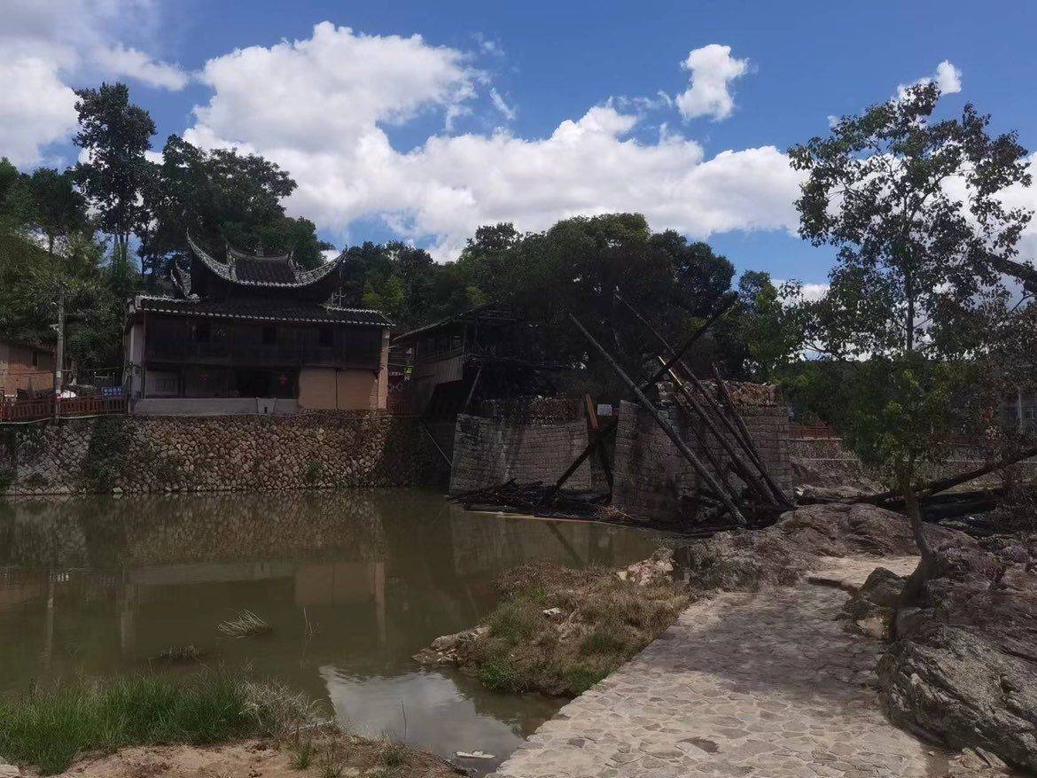 万安桥位于屏南县长桥镇长桥村,横跨长桥溪之上.