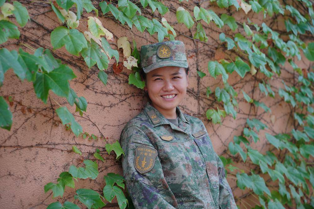 陈苗三尺报台上的敏锐听风者丨我与人民军队共庆生