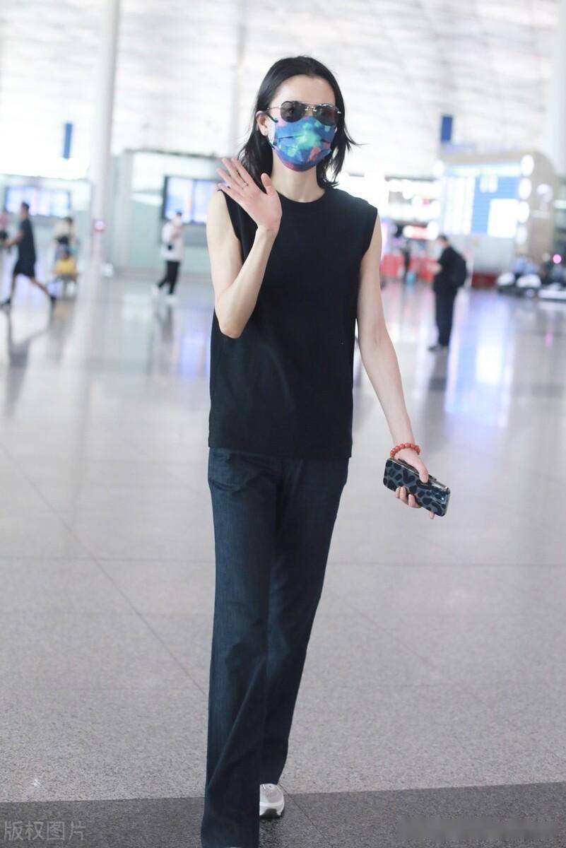 街拍:杜鹃黑色无袖上衣 阔腿裤 运动鞋休闲随性_机场_北京_上衣